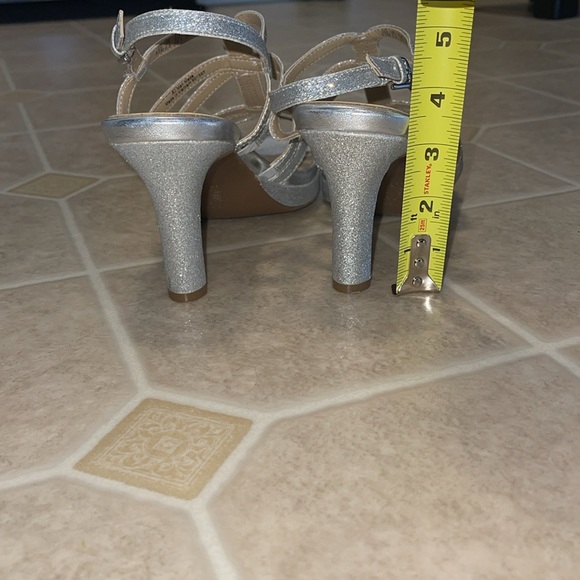 Naturalizer Heels worn once 9.5 - Picture 5 of 6